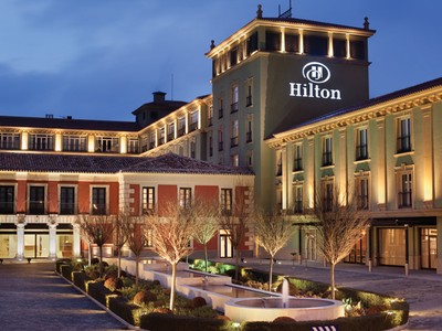 Chuỗi khách sạn Hilton, “chết đi, sống lại“