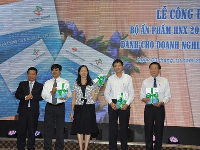 Chủ tịch HNX tặng 2 cuốn sổ tay cho Phó chủ tịch UBCK Nguyễn Thị Liên Hoa,
Tổng Biên tập Báo Đầu tư Nguyễn Anh Tuấn và đại diện DN trên HNX