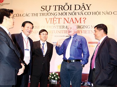 TS. Marc Faber (áo tím) tin rằng, Việt Nam là thị trường đầy tiềm năng trong dài hạn