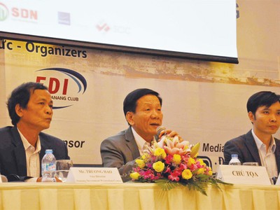 TS. Nguyễn Anh Tuấn (giữa), Tổng Biên tập Báo Đầu tư chủ trì hội thảo.
Ảnh: Sơn Thắng
