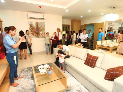 Nhiều khách hàng xếp hàng để chờ đến lượt để “mắt thấy, tay sờ” những vật dụng trong căn hộ thực tế