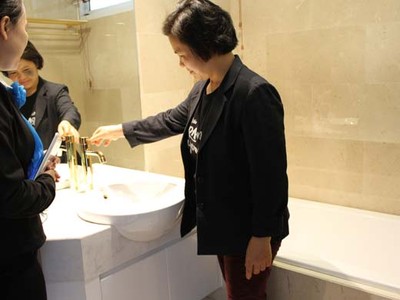 Khách hàng tận mắt xem thiết bị nhà vệ sinh mạ vàng