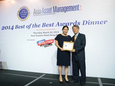 Tổng giám đốc SSIAM Lê Lệ Hằng đón nhận giải thưởng do đại diện Tạp chí Asia Asset Management trao tặng 