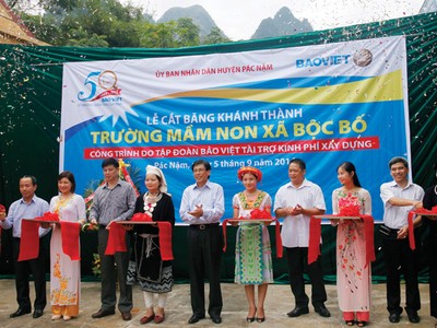 Hình ảnh những lãnh đạo, cán bộ Bảo Việt tham gia các chương trình xã hội, thiện nguyện như xây dựng trường học... không còn xa lạ