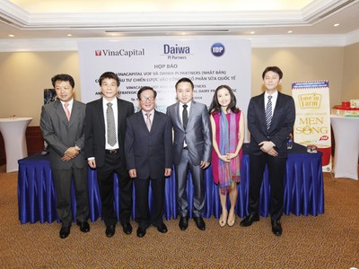 Trần Bảo Minh (thứ hai từ trái sang) và ban điều hành mới của IDP