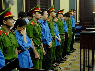 Các bị cáo nghe tuyên án tại tòa