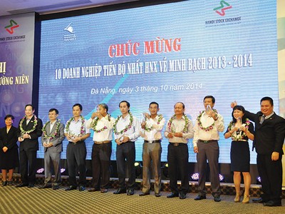 Vinh danh những DN có điểm minh bạch và công bố thông tin tốt hàng năm, là cách HNX và UBCK tạo động lực để các DN làm tốt công tác này -	Ảnh: Nguyễn Hữu Huân