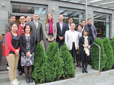 Đoàn nhà báo Việt Nam tham gia chuyến đi thực tế báo chí Đức và lãnh đạo Viện Konrad Adenauer tại Berlin (Đức) tháng 10/2014 (tác giả là người thứ nhất bên trái)