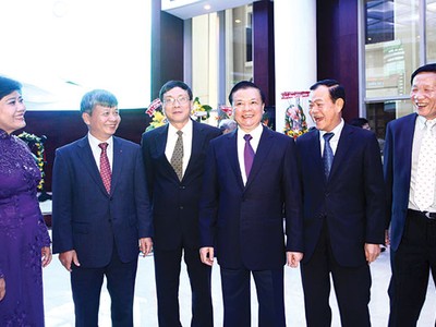 Lãnh đạo Bộ Tài chính, Bộ Kế hoạch và Đầu tư, UBND TP. HCM chia vui tại Lễ trao giải Cuộc bình chọn BCTN 2014