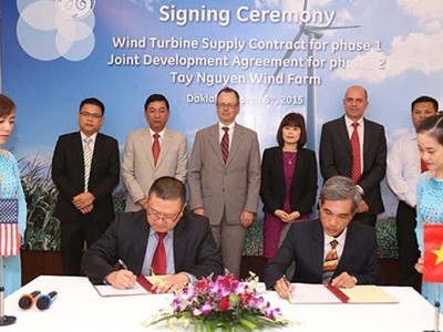 Ông Thomas Ho, Giám đốc Thương mại khối Năng Lượng tái tạo của GE tại Châu Á – Thái Bình Dương và ông Hồ Xuân Hùng, Giám đốc HTL thực hiện ký kết hợp đồng cung cấp tua-bin gió