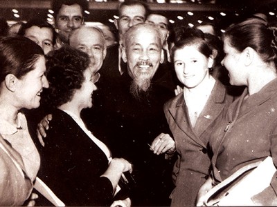 Chủ tịch Hồ Chí Minh nói chuyện thân mật với các đại biểu Liên Xô và nước ngoài dự Đại hội 22 Đảng Cộng sản Liên Xô - Ảnh: TTXVN