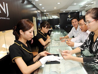 Đầu năm 2015, PNJ đã được Nhà nước cho phép mở dịch vụ kiểm định vàng trang sức, phân định tranh chấp về tuổi vàng giữa khách hàng và các tiệm vàng - Ảnh: Hoài Nam