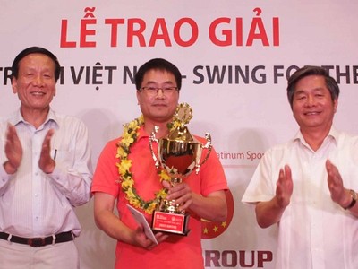 Bộ trưởng Bộ Kế hoạch và Đầu tư Bùi Quang Vinh (bên phải) - Chủ tịch giải đấu và Ts. Nguyễn Anh Tuấn (bên trái) - Tổng Biên tập Báo Đầu tư, Trưởng Ban tổ chức trao giải Vô địch cho golf thủ Đỗ Xuân Hưng. Ảnh: Đức Thanh