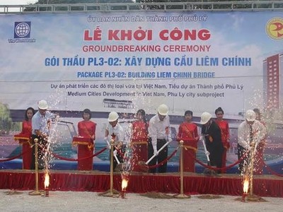 Lãnh đạo UBND tỉnh Hà Nam thực hiện nghi lễ khởi công xây dựng cầu Liêm Chính