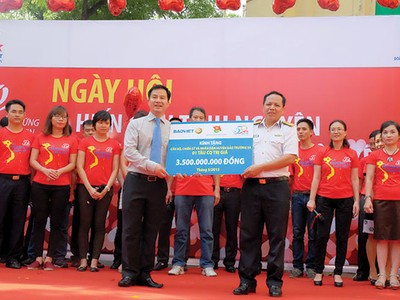 Ông Đào Đình Thi, Bí thư Đảng ủy, Chủ tịch HĐQT Tập đoàn Bảo Việt trao biển tượng trưng Tàu CQ trị giá 3,5 tỷ đồng do Tập đoàn Bảo Việt tặng các cán bộ, chiến sĩ đảo Trường Sa