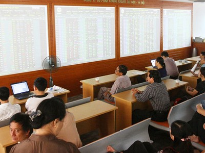 Thông tin nới room cho NĐT ngoại và tăng trưởng tín dụng khởi sắc đã tạo sức hút cho cổ phiếu ngân hàng