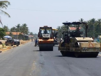 Thi công thảm bê tông nhựa mặt đường tại gói thầu số 3 thuộc dự án BOT Bắc Bình Định đoạn qua địa bàn huyện Hoài Nhơn. Ảnh: Gia Nguyễn