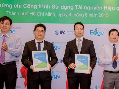 Đại diện Công ty Tiến Phát, chủ đầu tư Dự án The Ascent nhận chứng chỉ EDGE cho các công trình sử dụng tài nguyên hiệu quả 