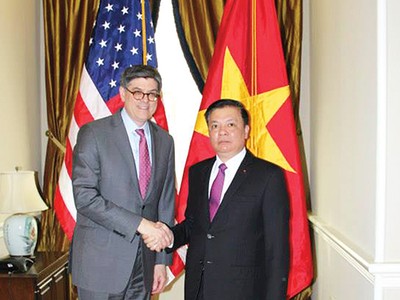 Bộ trưởng Bộ Tài chính Hoa Kỳ Jacob Joseph đón tiếp Bộ trưởng Bộ Tài chính Việt Nam Đinh Tiến Dũng trong chuyến công tác tại Hoa Kỳ đầu năm 2014 