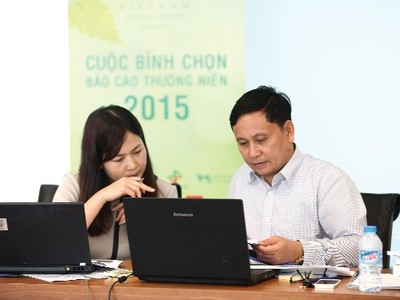 TS. Nguyễn Sơn, Vụ trưởng Vụ Phát triển thị trường, UBCK cùng chấm điểm quản trị công ty cùng với chuyên gia IFC, bà Nguyệt Anh