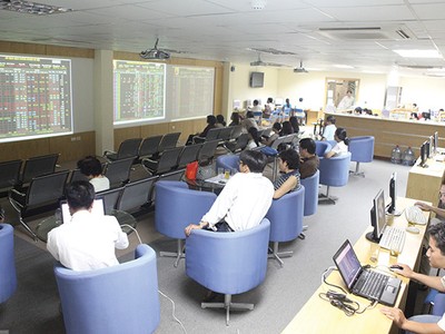 Công ty chứng khoán ước lãi cao trong 6 tháng