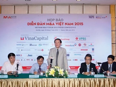TS. Nguyễn Anh Tuấn, Tổng biên tập Báo Đầu tư, Trưởng ban Tổ chức Diễn đàn M&A 2015 phát biểu tại buổi họp báo. Ảnh: Chí Cường
