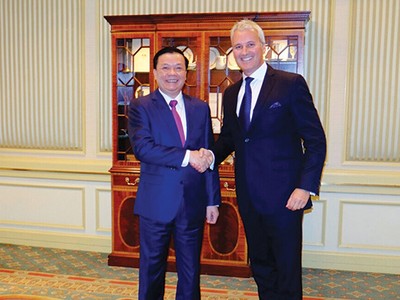 Bộ trưởng Đinh Tiến Dũng bắt tay Tổng giám đốc AIA Việt Nam trong niềm tin cơ hội hợp tác kinh tế Việt Nam - Hoa Kỳ sẽ ngày càng được cụ thể hóa