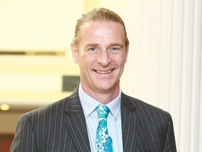 Ông Dominic Scriven