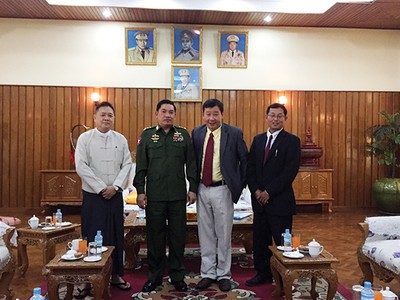 Ông Phạm Uyên Nguyên (thứ 2 bên phải) chụp ảnh chung với Trung tướng, Chủ tịch Tập đoàn Myanmar Economic Corpration - đối tác Công ty đầu tư của ông Nguyên ở thị trường Myanmar