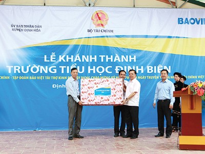 Bộ trưởng Đinh Tiến Dũng trao tặng quà cho thầy và trò nhà trường