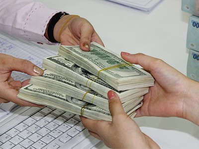 Cuối tuần qua, giá USD được các NHTM niêm yết chạm mức trần