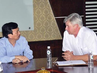 Ông David Dương (bên trái) và ông Kevin Moore trao đổi công việc tại Khu liên hợp Xử lý chất thải Đa Phước.