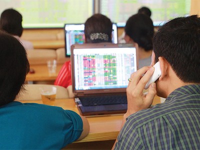 Các nhà đầu tư nước ngoài mua vào khá nhiều HPG, CII, HBC, NT2, VIC, SSI..., đi ngược với động thái bán ròng của các quỹ ETF đang gặp áp lực thoái vốn 
