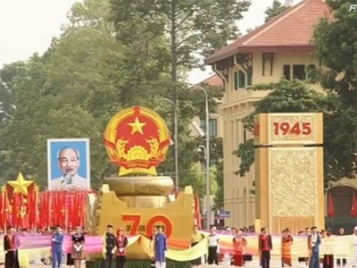 7h35 phút, Lễ diễu binh, diễu hành bắt đầu. Đi đầu đoàn diễu hành là Quốc huy Nước Cộng hòa Xã hội Chủ nghĩa Việt Nam đặt trên nền Trống đồng. Xe Quốc huy tiến qua lễ đài với đại diện 54 dân tộc Việt Nam. Lực lượng thể hiện lòng tự hào, khí thế hào hùng, 