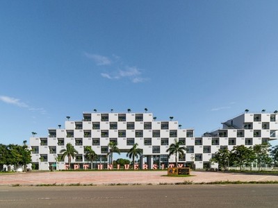 Nằm ở khu công nghệ cao Láng - Hòa Lạc, tòa nhà là khu làm việc, học tập chính của thầy trò Đại học FPT Hà Nội. Tổng diện tích sử dụng là 11.065 m2.