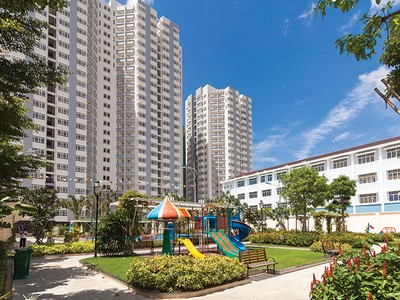 Công viên và hồ bơi rộng lớn 4.500 m2 cùng 50 tiện ích cao cấp khác đã và đang sẵn sàng phục vụ cư dân Him Lam Chợ Lớn