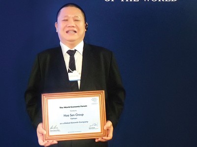 Ông Lê Phước Vũ, Chủ tịch HĐQT HSG tại Hội nghị thường niên New Champions lần 9 cùng chứng nhận HSG là thành viên Cộng đồng Doanh nghiệp tăng trưởng toàn cầu