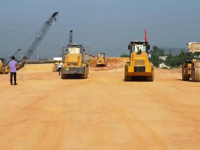 Thi công phần nền đường QL19 đoạn qua địa bàn phường Nhơn Bình - TP Quy Nhơn.