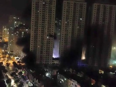 Toàn cảnh vụ cháy ở khu đô thị Xa La nhìn từ trên cao. (Ảnh: CTV/Vietnam+)