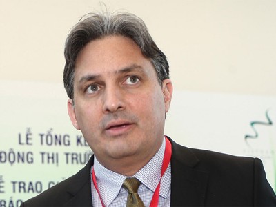 J.Chris Razook, Giám đốc phụ trách quản trị công ty khu vực Đông Á Thái Bình Dương của IFC