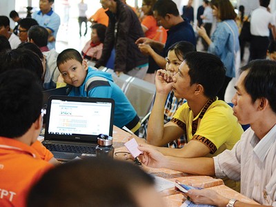 FPT hỗ trợ người dân mua vé tàu Tết 2016