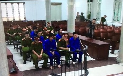 Các bị cáo được áp giải tới vành móng ngựa