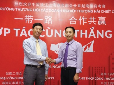 Ông Đoàn Ngọc Hoàn (bên trái), Tổng giám đốc IVS bắt tay ông Hạng Thanh Tùng, đại diện cổ đông Trung Quốc