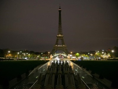 Tháp Eiffel tắt đèn để tưởng nhớ hơn 120 nạn nhân trong vụ khủng bố tại Paris. Nguồn: Time