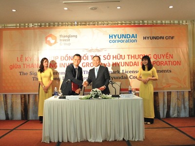Chủ tịch HĐQT TIG Nguyễn Phúc Long (trái) và Phó chủ tịch Tập đoàn Hyundai Kim Sung Soo hoàn tất ký kết hợp tác