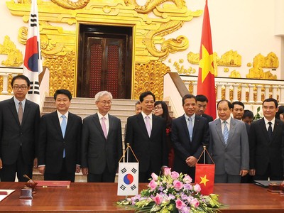 Thủ tướng Chính phủ Nguyễn Tấn Dũng chứng kiến Lễ ký chính thức Hiệp định Thương mại tự do Việt Nam – Hàn Quốc (VKFTA) ngày 5/5/2015 tại Hà Nội