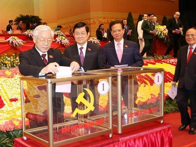 Các đồng chí lãnh đạo Đảng, Nhà nước và đại biểu bỏ phiếu bầu Ban Chấp hành Trung ương Đảng khóa XII. (Ảnh: TTXVN)