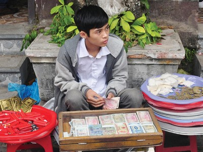 Các quầy dịch vụ đổi tiền lẻ xuất hiện khắp nơi