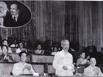 Chủ tịch Hồ Chí Minh tại Đại hội Đảng toàn quốc lần thứ III (9/1960), thông qua Kế hoạch 5 năm lần thứ nhất. Giai đoạn này, Người đã nêu nhiều tư tưởng đổi mới trong xây dựng, phát triển đất nước