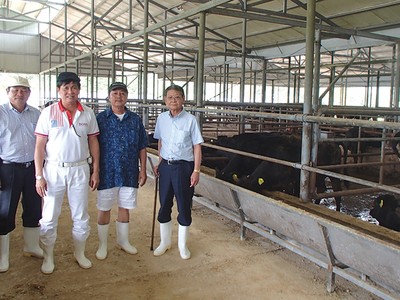 Doanh nhân Đặng Văn Thành (thứ hai từ trái qua)